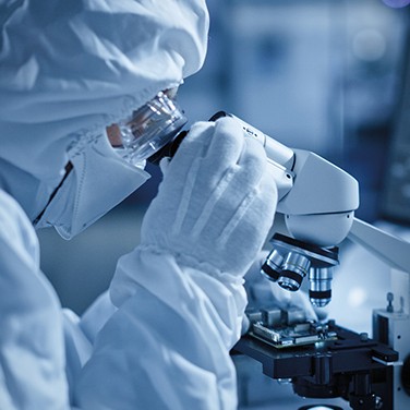 Wissenschaftliches Schauen durch ein Mikroskop